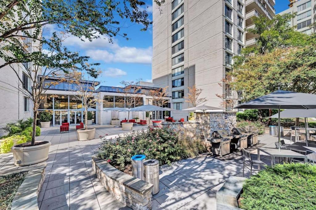 Charming Apartment At Crystal City With Amazing Amenities アーリントン エクステリア 写真