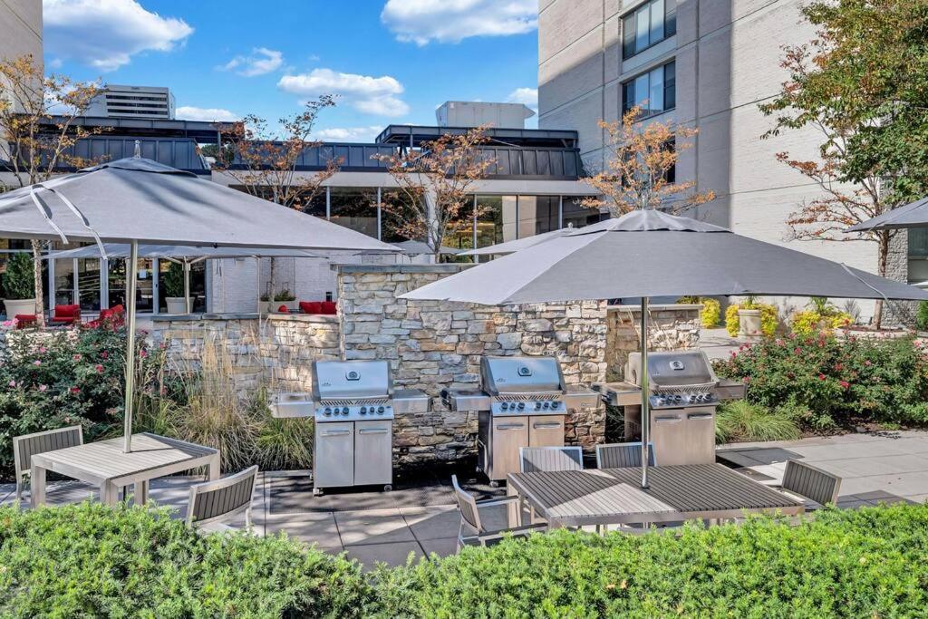 Charming Apartment At Crystal City With Amazing Amenities アーリントン エクステリア 写真