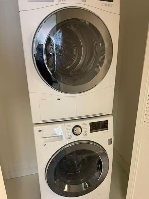 Charming Apartment At Crystal City With Amazing Amenities アーリントン エクステリア 写真