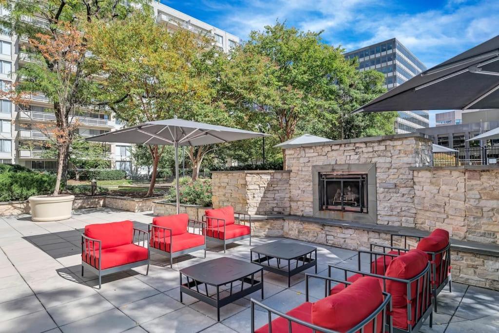 Charming Apartment At Crystal City With Amazing Amenities アーリントン エクステリア 写真