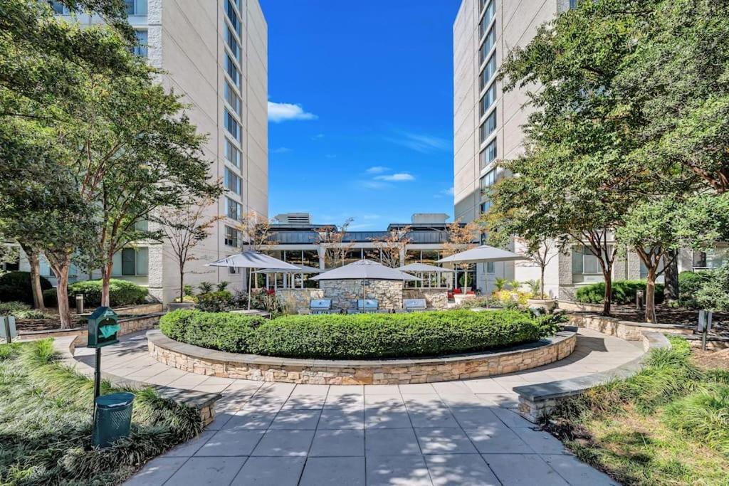 Charming Apartment At Crystal City With Amazing Amenities アーリントン エクステリア 写真
